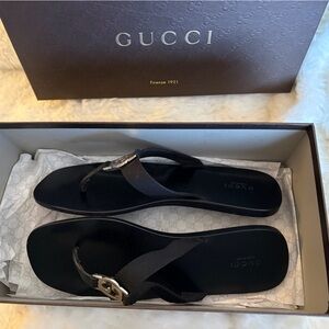 Gucci Cirano Lux interlocking GG flip flops.